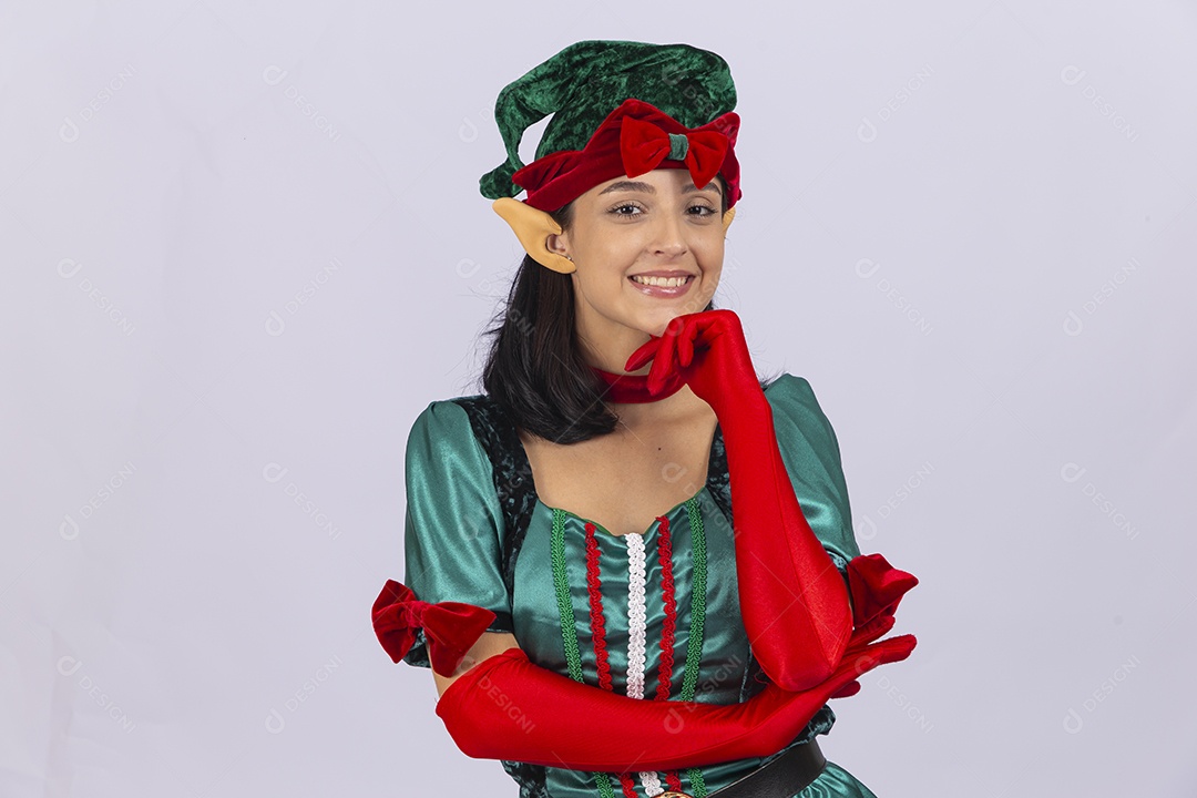 Linda jovem com fantasia de duende em fundo branco