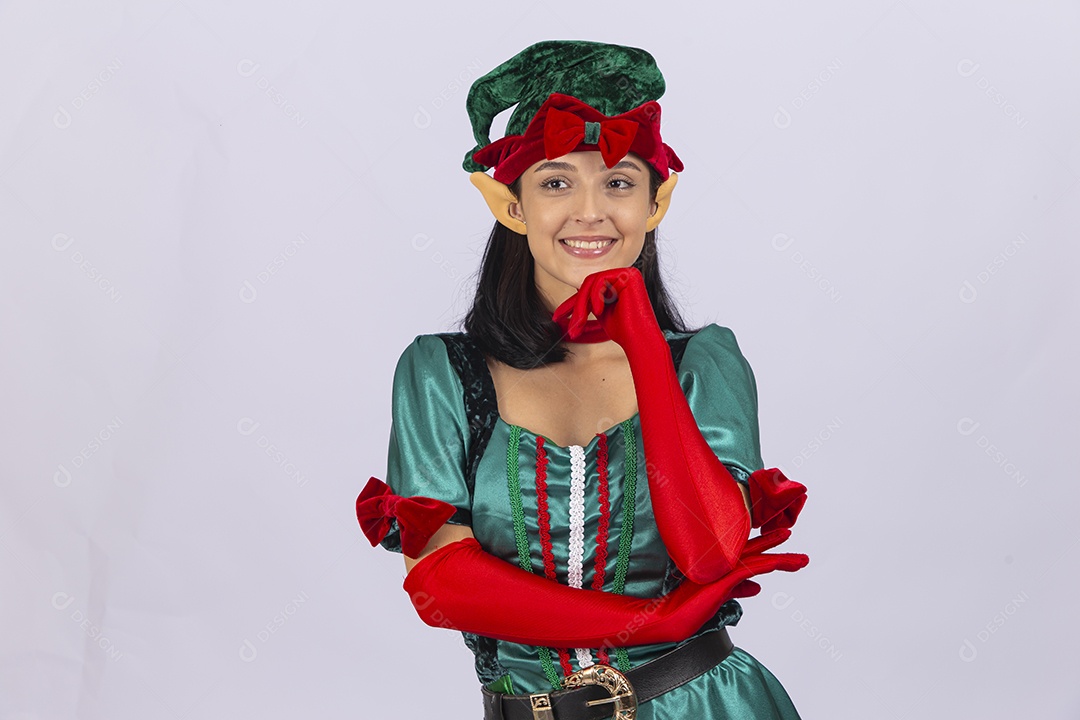 Linda jovem com fantasia de duende em fundo branco