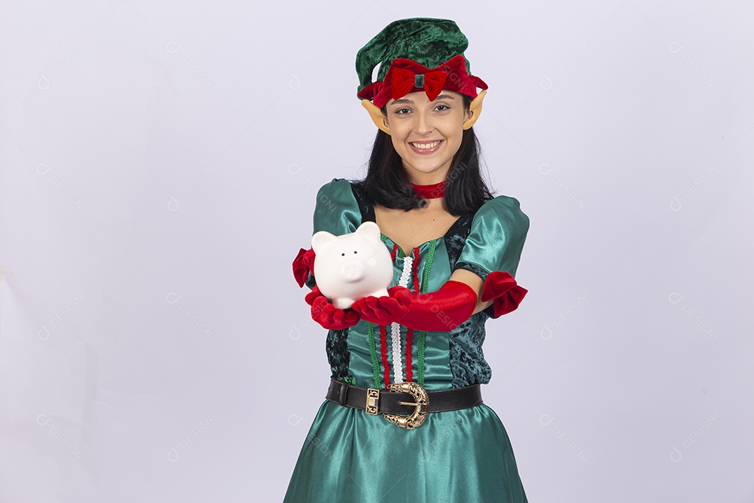 Linda jovem com fantasia de duende em fundo branco