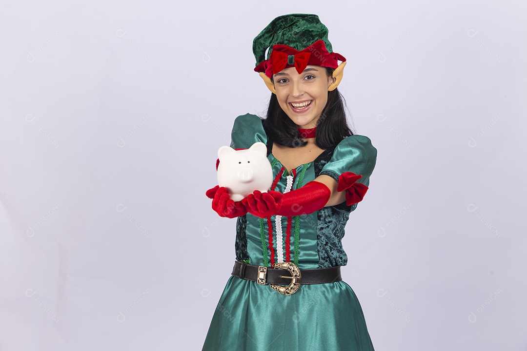 Linda jovem com fantasia de duende em fundo branco