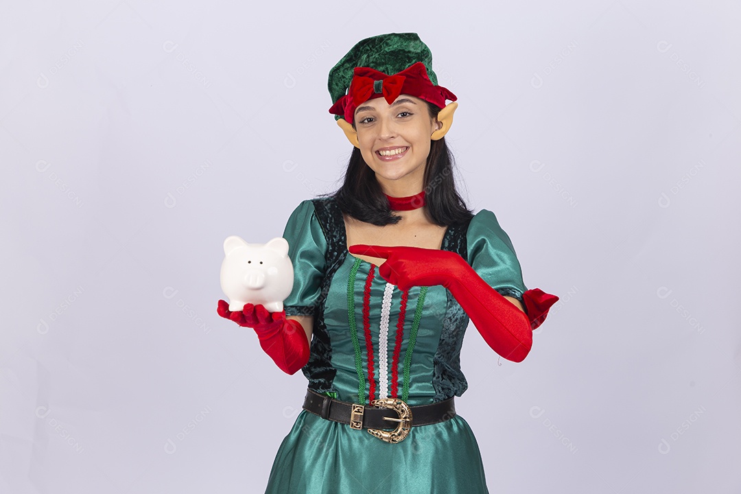 Linda jovem com fantasia de duende em fundo branco