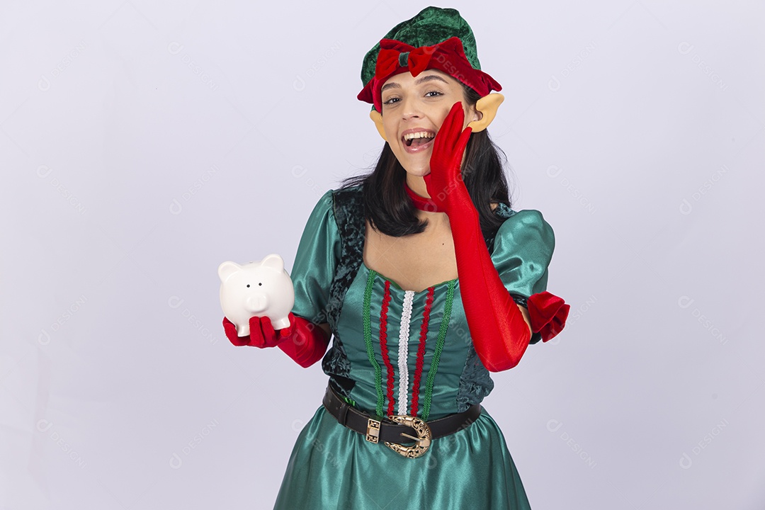 Linda jovem com fantasia de duende em fundo branco