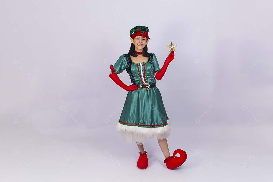 Linda jovem com fantasia de duende em fundo branco