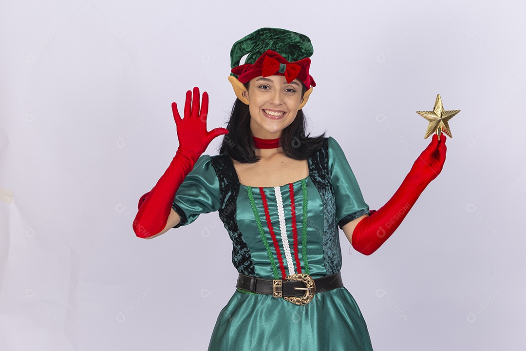 Linda jovem com fantasia de duende em fundo branco