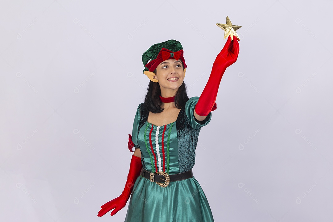 Linda jovem com fantasia de duende em fundo branco