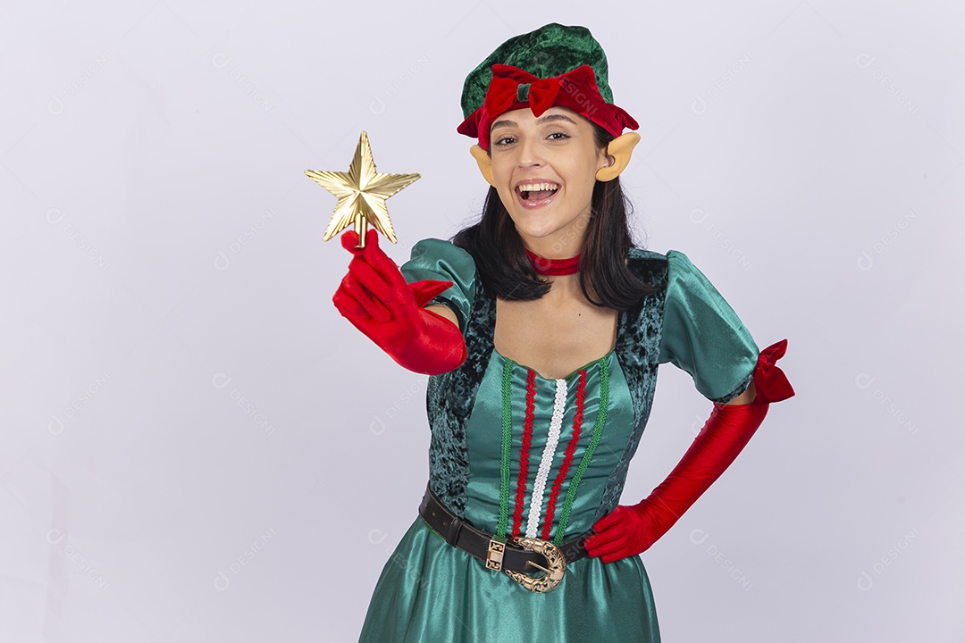 Linda jovem com fantasia de duende em fundo branco