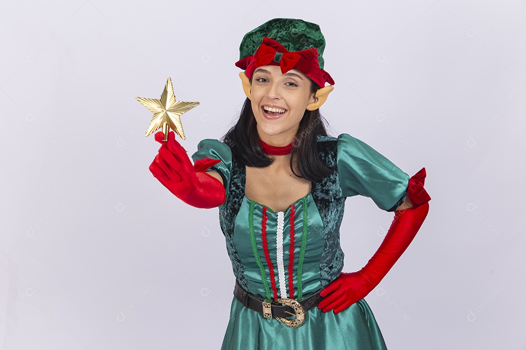 Linda jovem com fantasia de duende em fundo branco