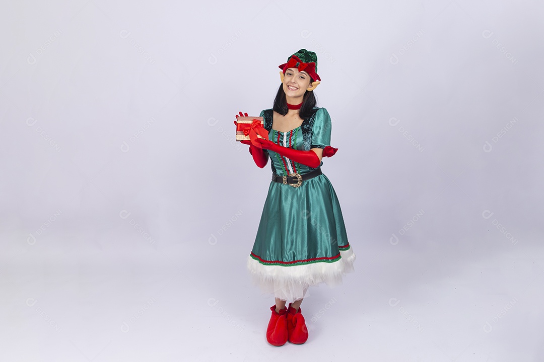 Linda jovem com fantasia de duende em fundo branco