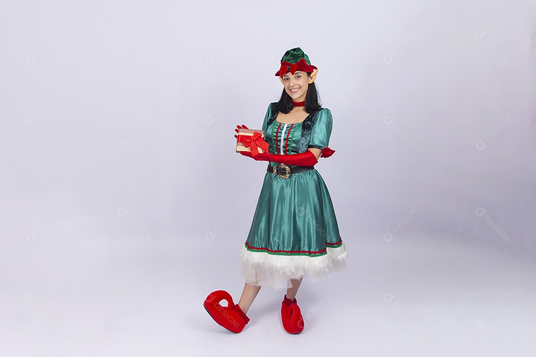 Linda jovem com fantasia de duende em fundo branco