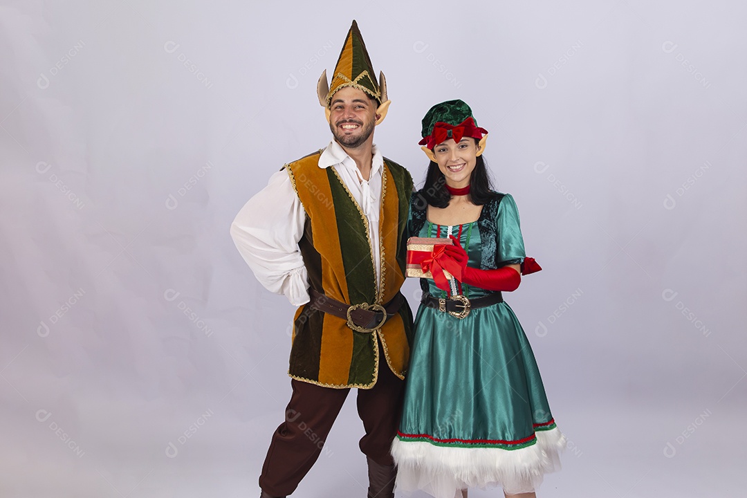 Jovens com fantasias de duendes