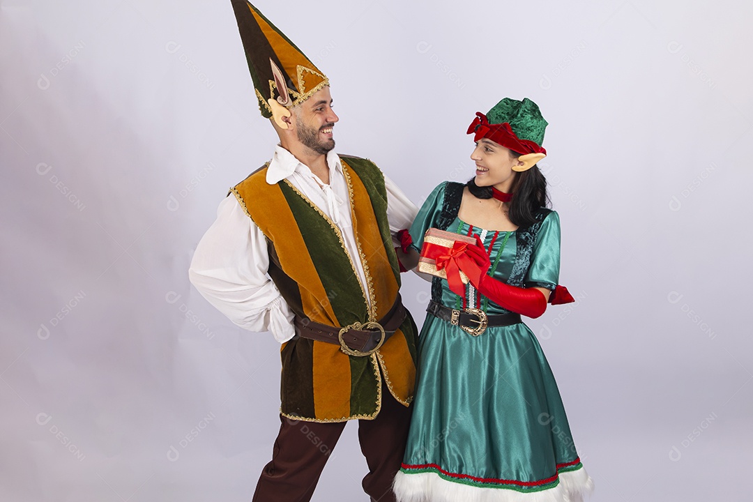 Jovens com fantasias de duendes