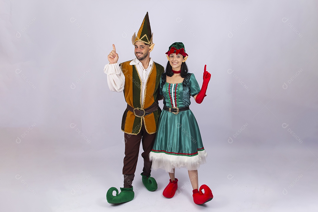 Jovens com fantasias de duendes