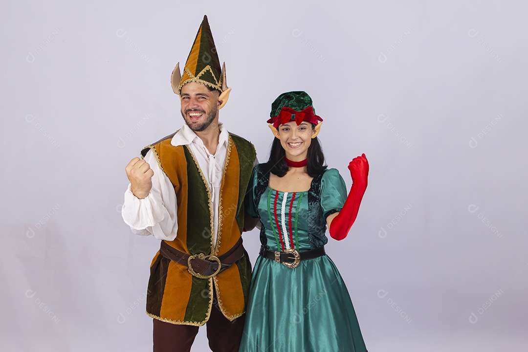 Jovens com fantasias de duendes