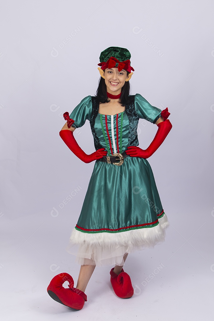 Linda jovem com fantasia de duende em fundo branco