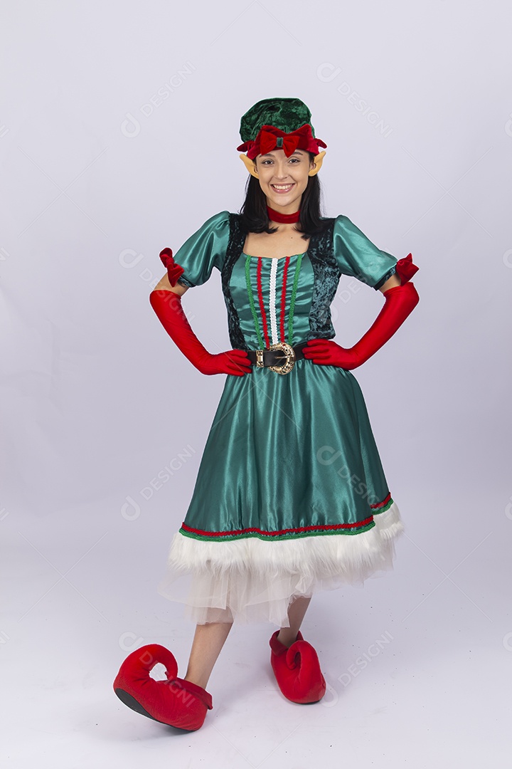 Linda jovem com fantasia de duende em fundo branco