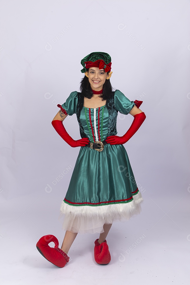 Linda jovem com fantasia de duende em fundo branco