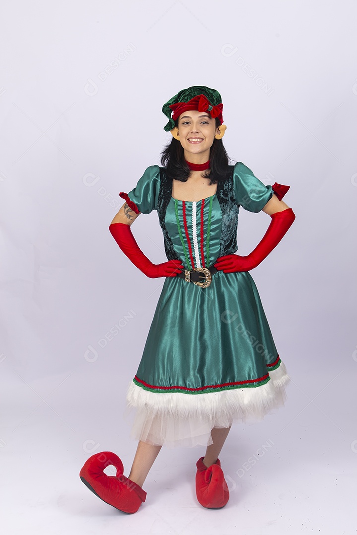 Linda jovem com fantasia de duende em fundo branco