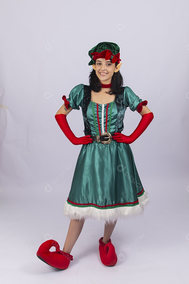 Linda jovem com fantasia de duende em fundo branco