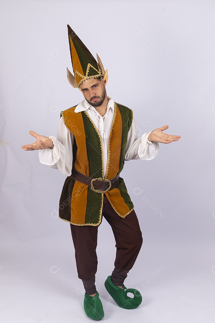 Linda jovem com fantasia de duende em fundo branco