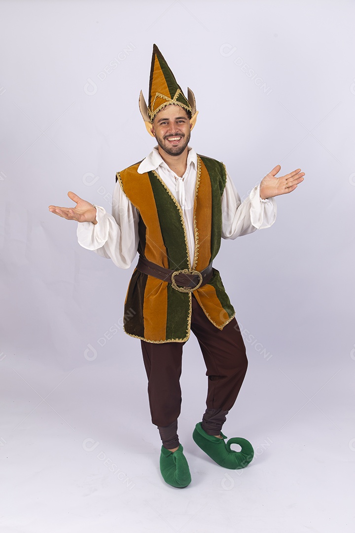 Jovem com fantasia de duende