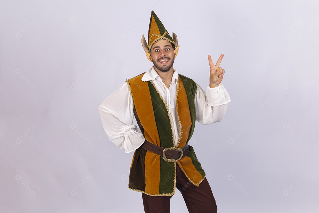 Jovem com fantasia de duende