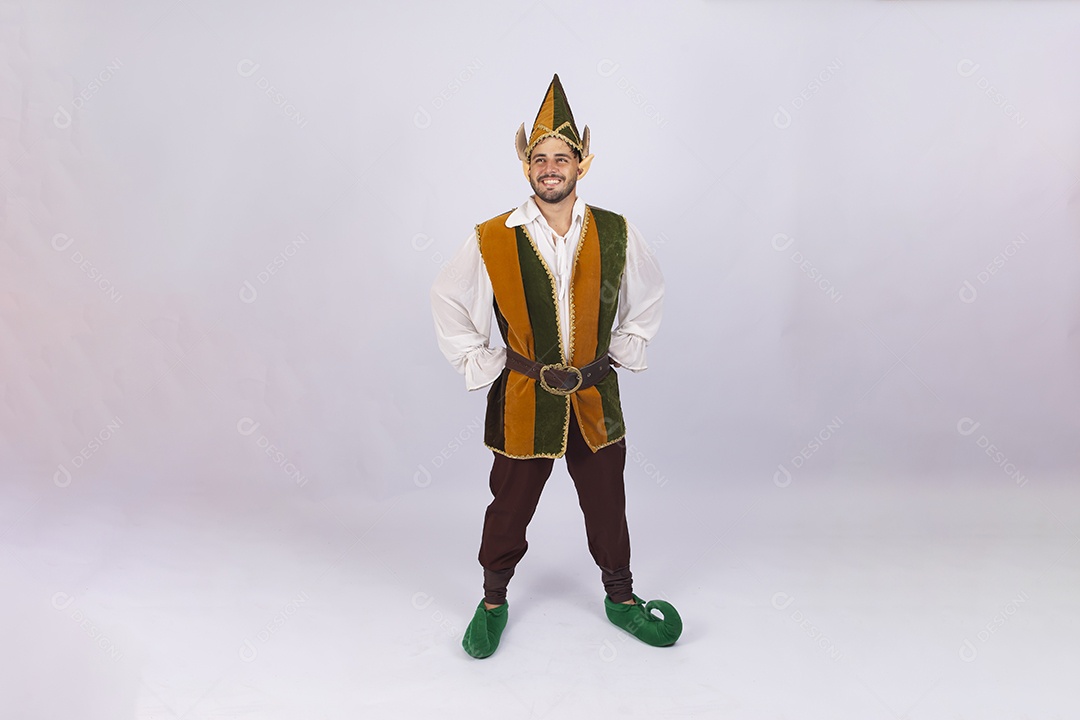 Jovem com fantasia de duende