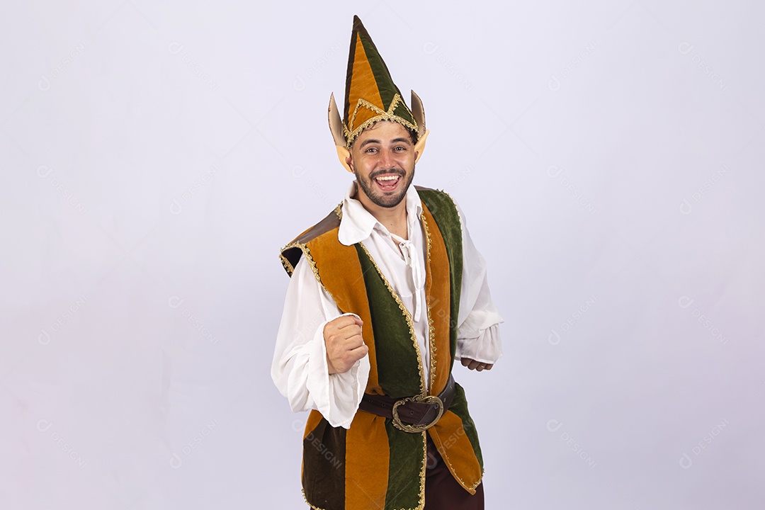 Jovem com fantasia de duende