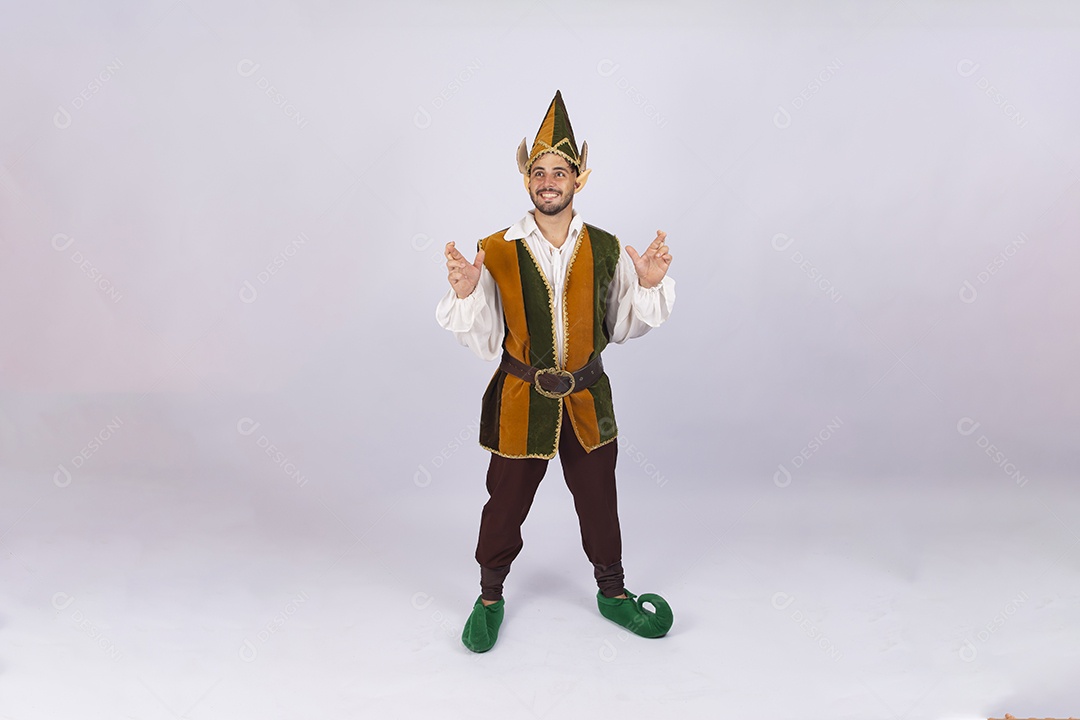 Jovem com fantasia de duende