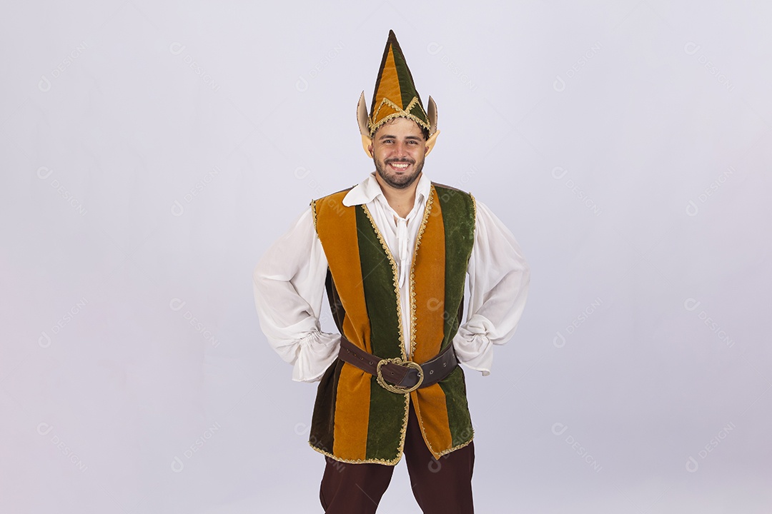 Jovem com fantasia de duende