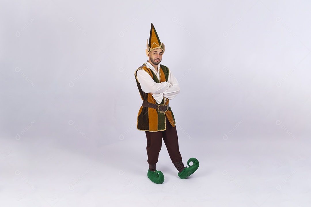 Jovem com fantasia de duende