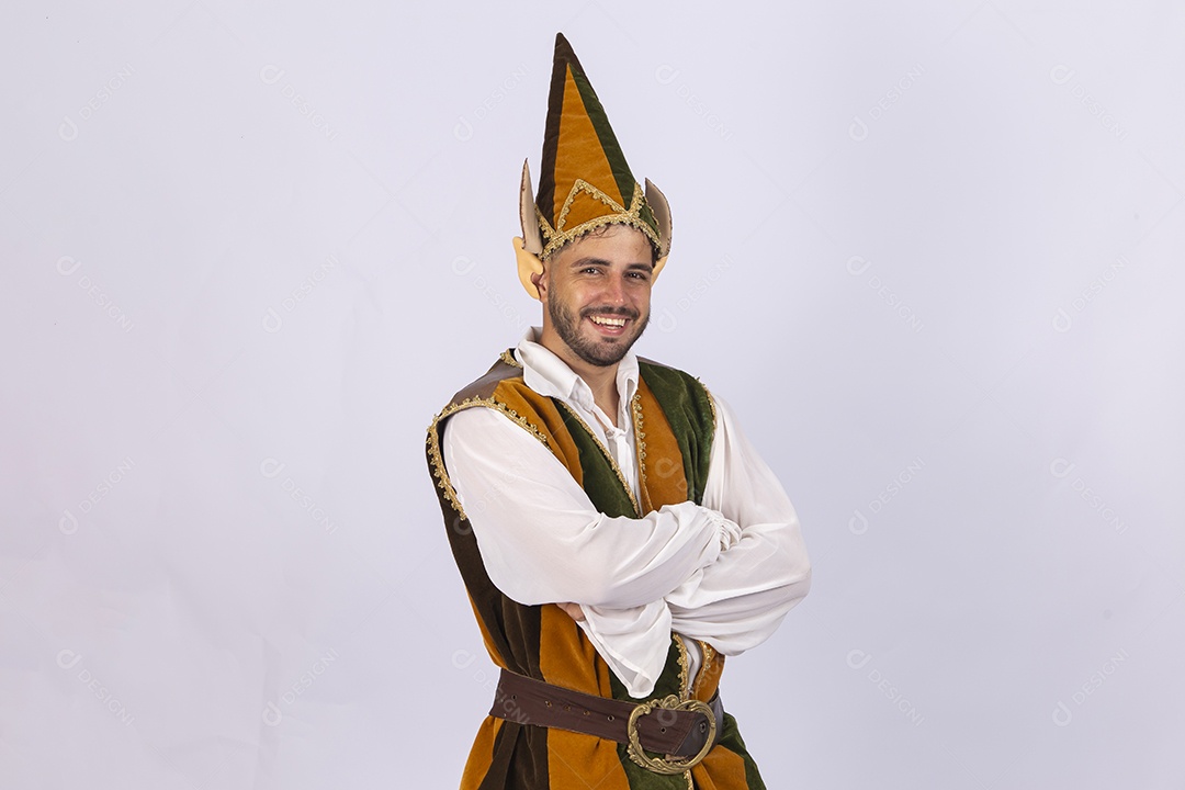 Homem jovem fantasiado de duende