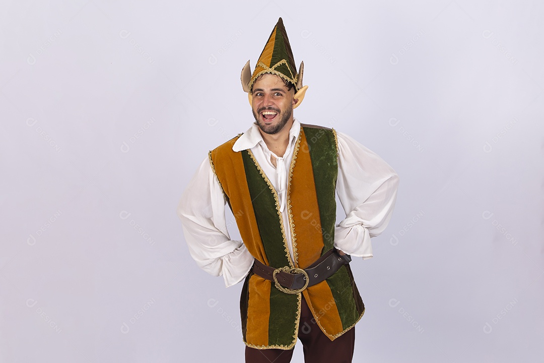 Homem jovem fantasiado de duende