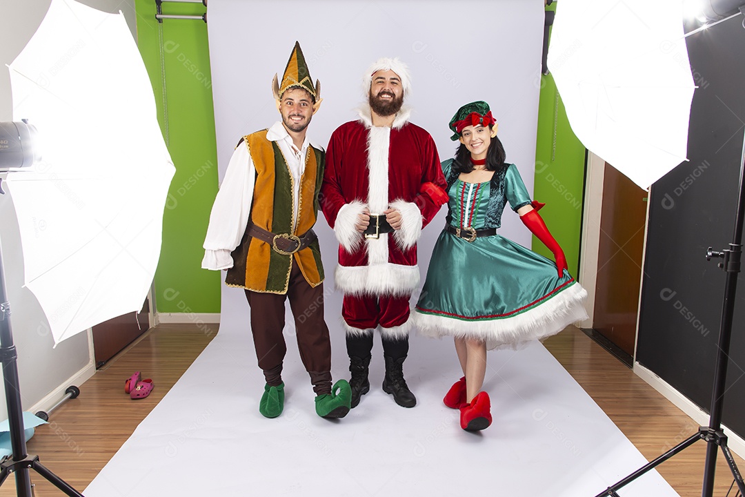 Papai Noel e duende sobre fundo branco