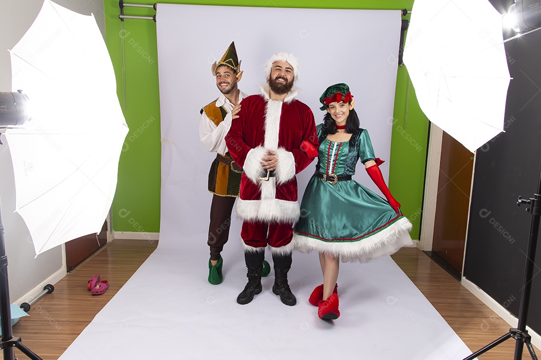 Papai Noel e duendes sobre fundo branco