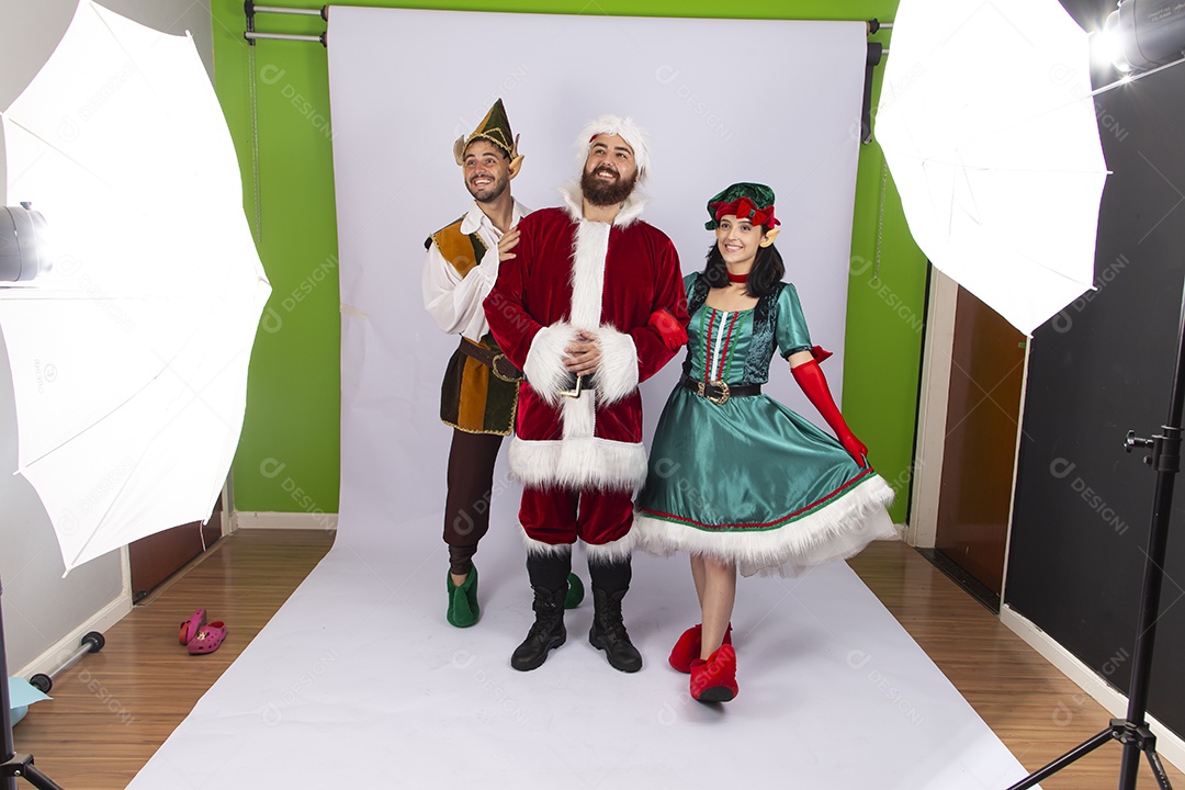 Papai Noel e duendes sobre fundo branco