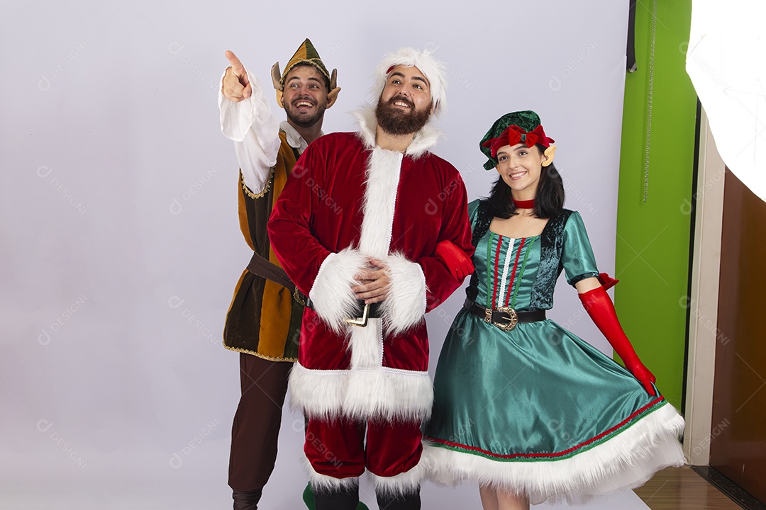 Papai Noel e duendes sobre fundo branco