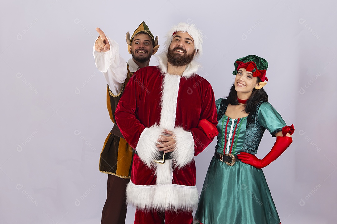 Papai Noel e duendes sobre fundo branco