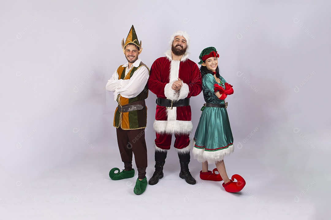 Papai Noel e duendes sobre fundo branco