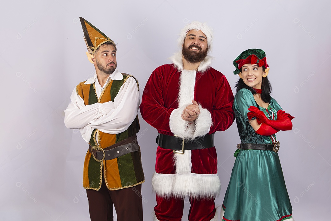 Papai Noel e duendes sobre fundo branco