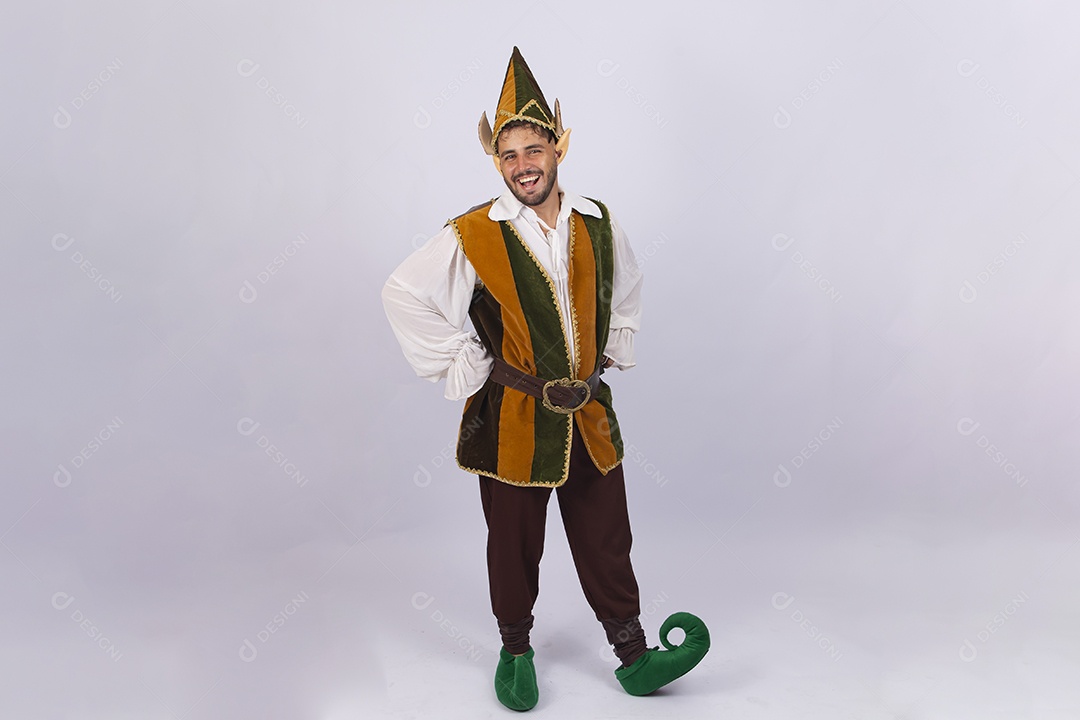 Homem fantasiado de duende sobre fundo branco