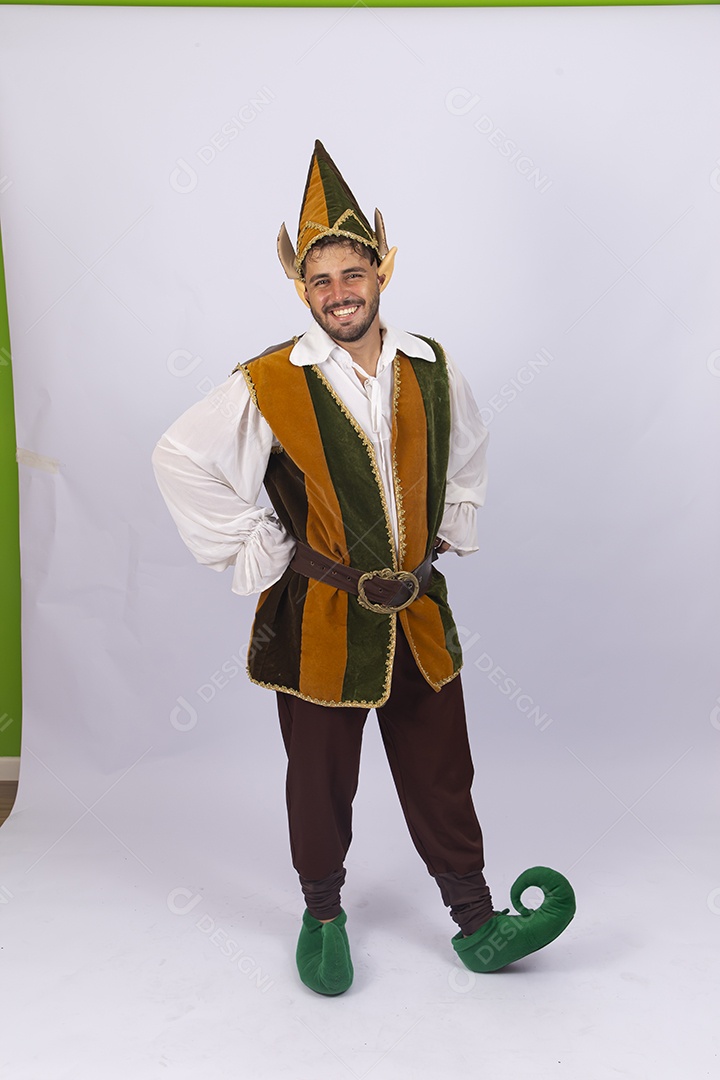 Homem fantasiado de duende sobre fundo branco