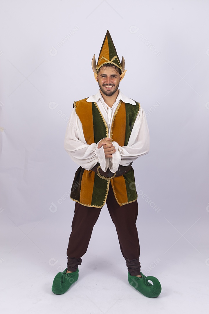 Homem fantasiado de duende sobre fundo branco