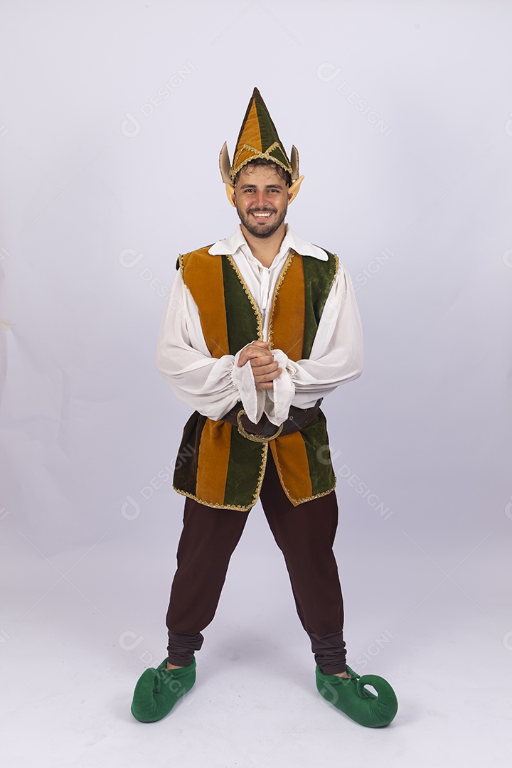 Homem fantasiado de duende sobre fundo branco