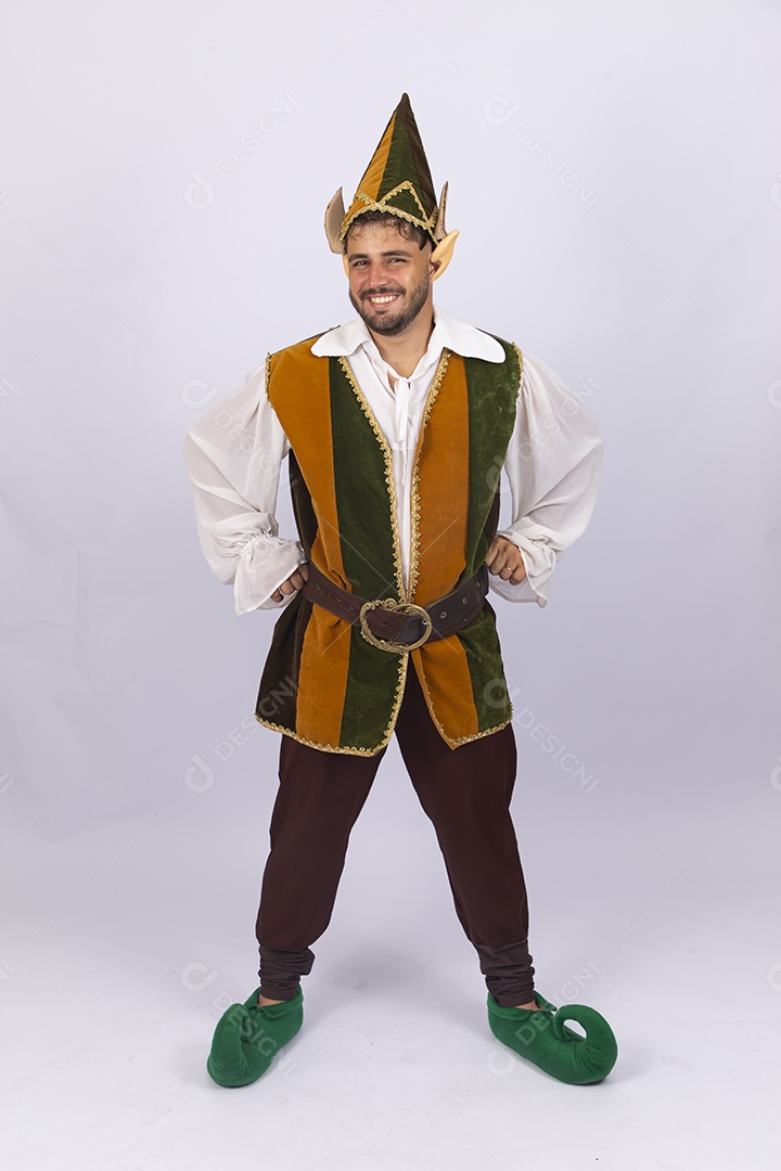Homem fantasiado de duende sobre fundo branco