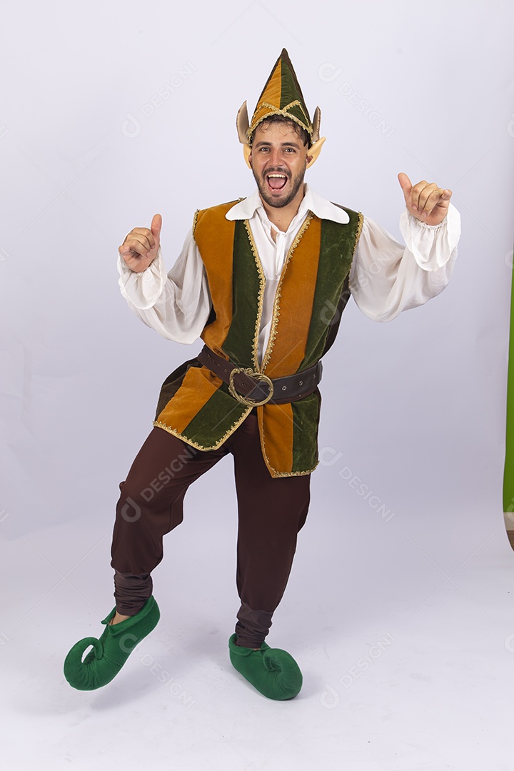 Homem fantasiado de duende sobre fundo branco