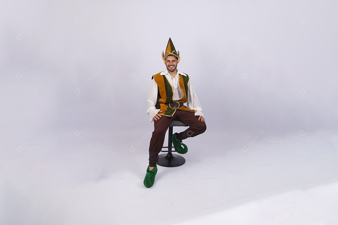 Homem fantasiado de duende sobre fundo branco