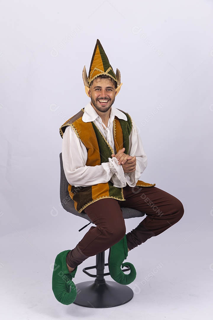 Homem fantasiado de duende sobre fundo branco
