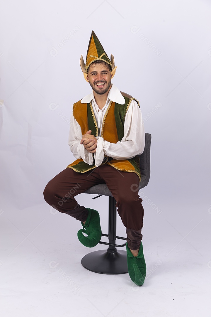 Homem fantasiado de duende sobre fundo branco