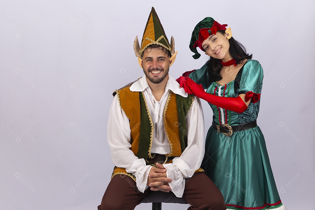 Jovens fantasiados de duende em fundo branco