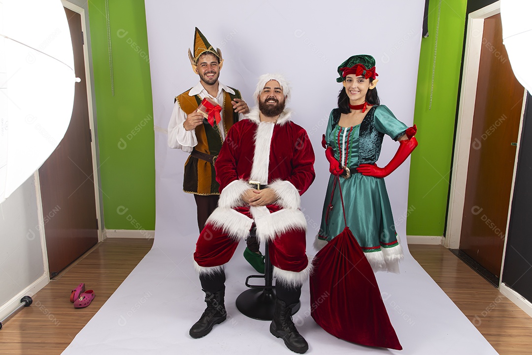 Papai Noel e duendes sobre fundo branco